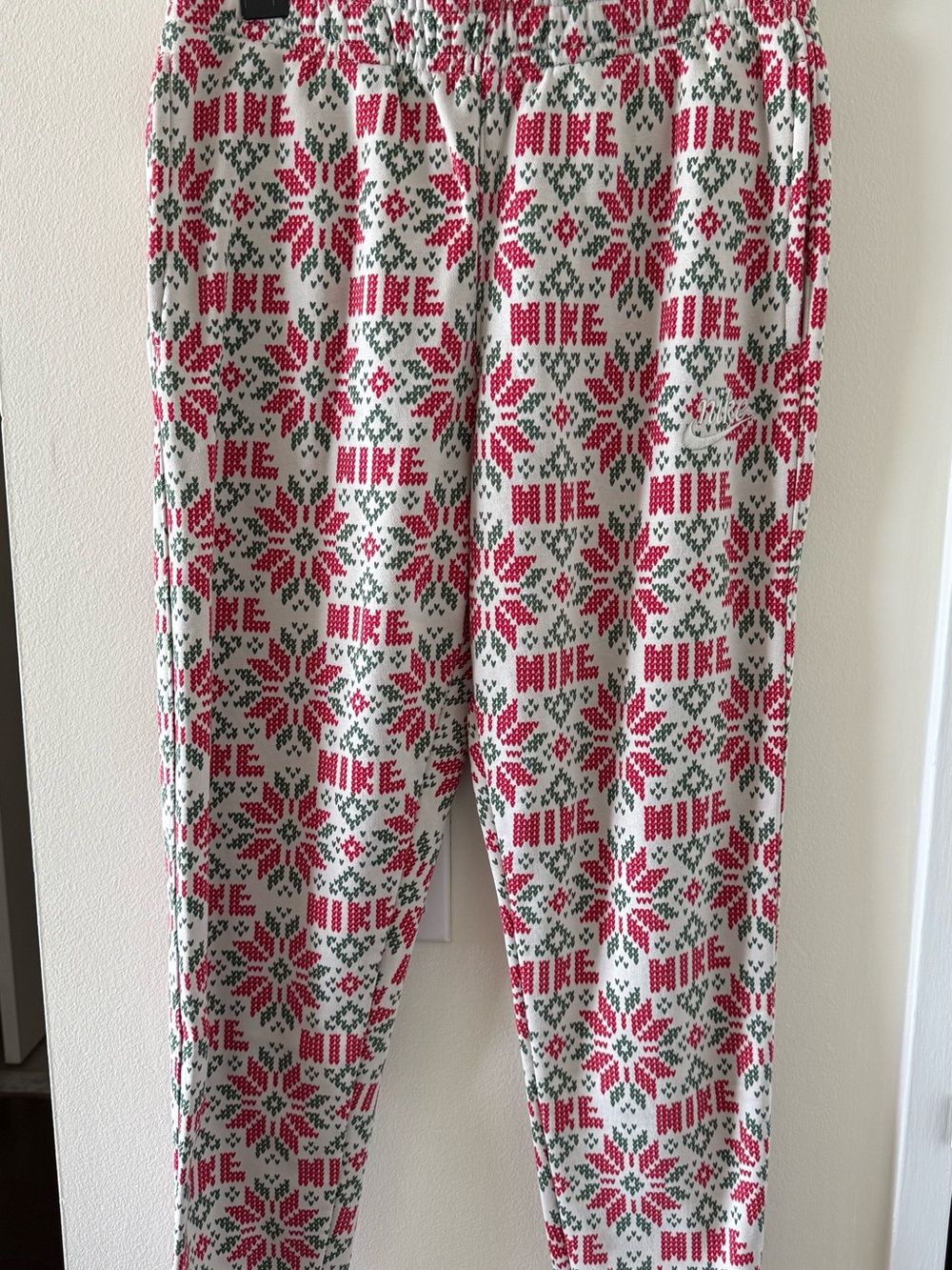 Nike Christmas Club Fleece Red Green White Holiday Print Joggers
